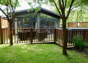 Oak Cabin with Large Hot-tub, secluded decking - Finlake Resort & Spa - Devon